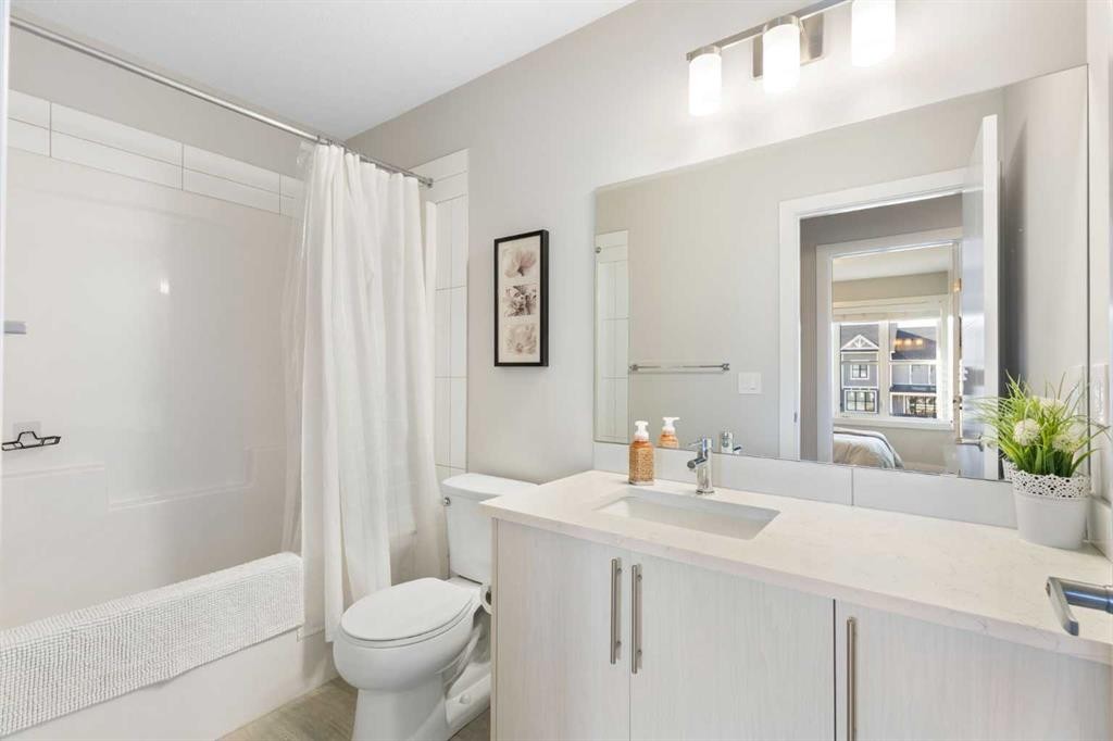 5 D'Arcy Boulevard, Okotoks, AB - Indoor Photo Showing Bathroom