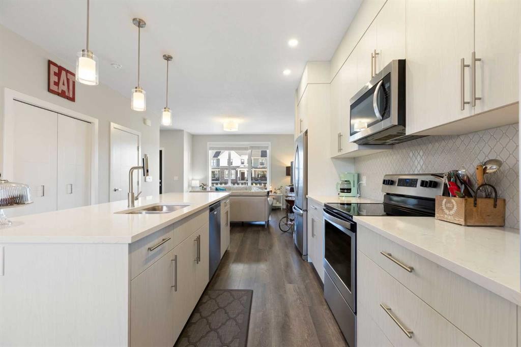 5 D'Arcy Boulevard, Okotoks, AB - Indoor Photo Showing Kitchen With Upgraded Kitchen