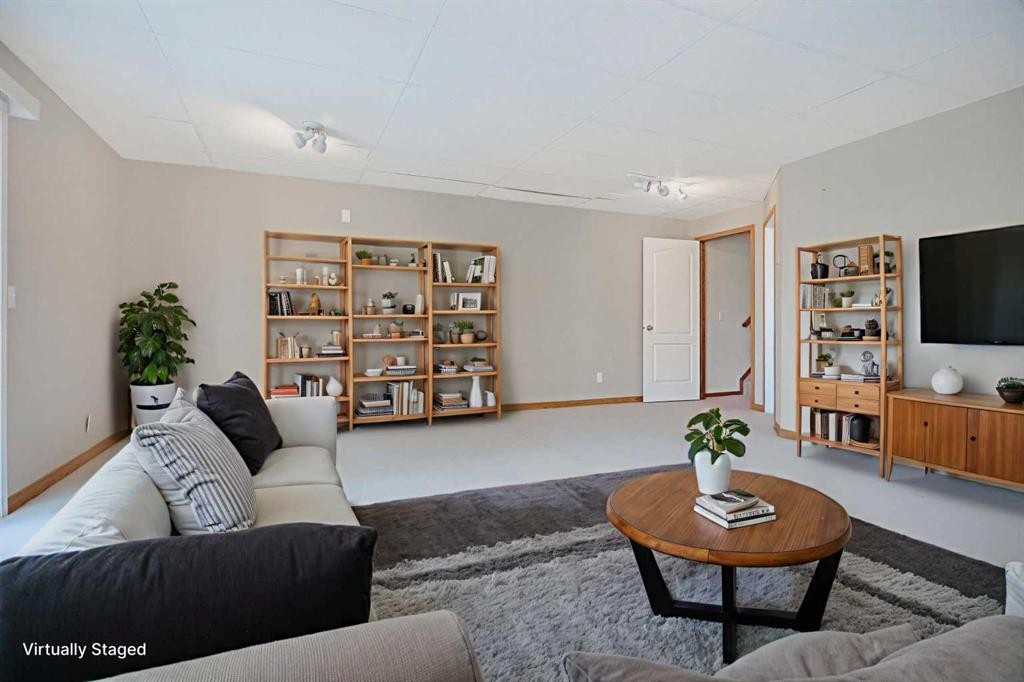 78 Hamptons Link Nw, Calgary, AB - Indoor Photo Showing Living Room