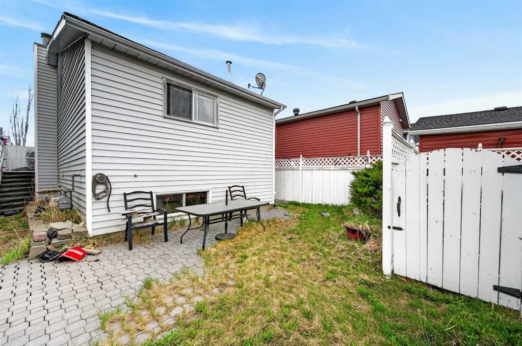 18 Falmere Way Ne, Calgary, AB - Outdoor