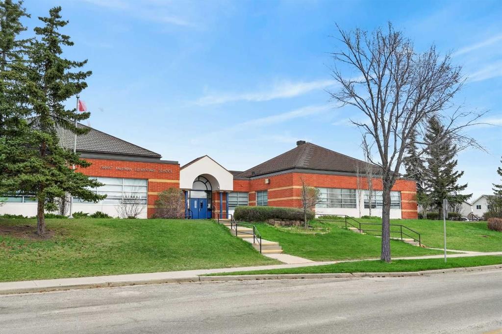 18 Falmere Way Ne, Calgary, AB - Outdoor