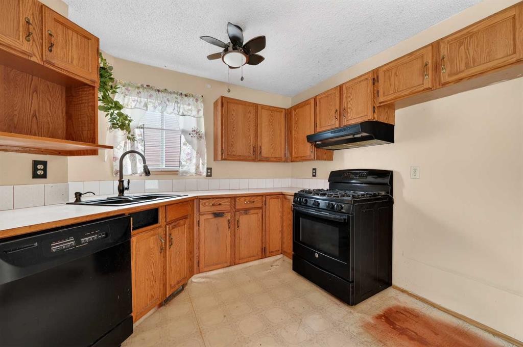 18 Falmere Way Ne, Calgary, AB - Indoor Photo Showing Kitchen With Double Sink
