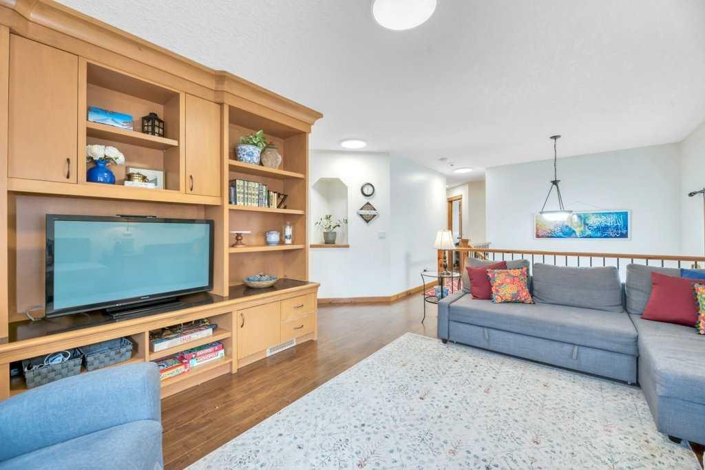 22 Kincora Heights Nw, Calgary, AB - Indoor Photo Showing Living Room