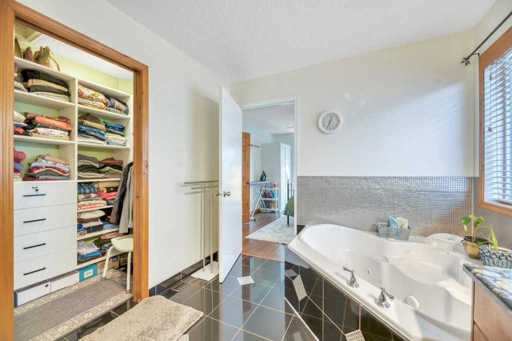 22 Kincora Heights Nw, Calgary, AB - Indoor Photo Showing Bathroom