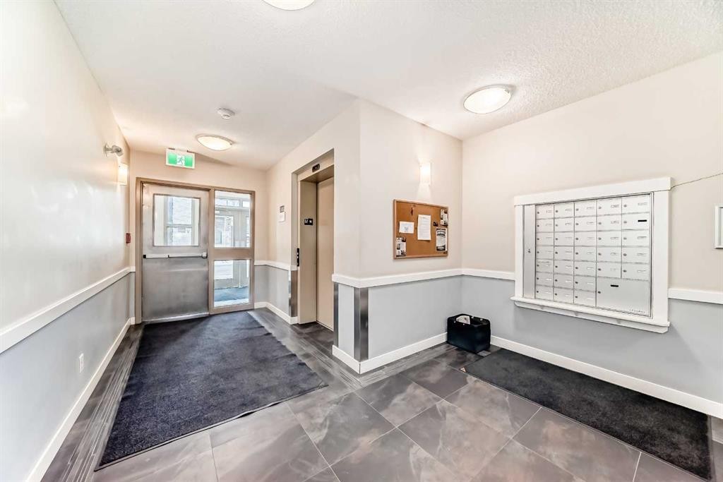 101-22 Panatella Road Nw, Calgary, AB - Indoor Photo Showing Other Room