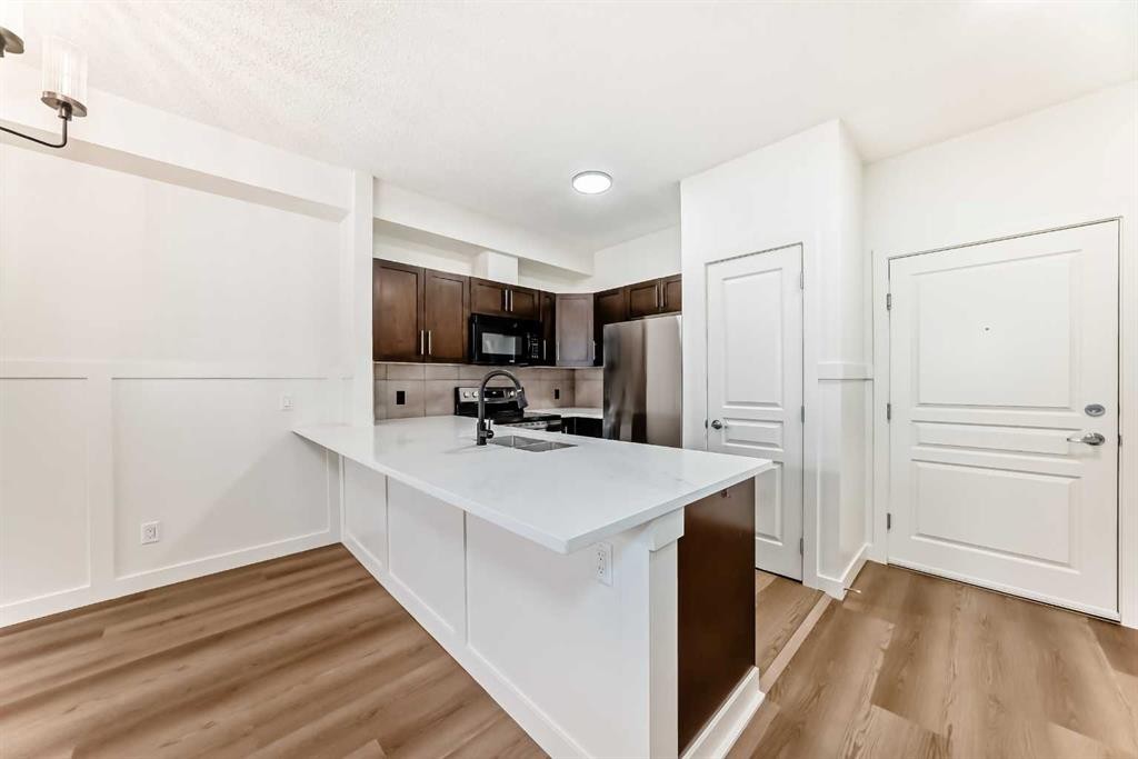 101-22 Panatella Road Nw, Calgary, AB - Indoor Photo Showing Kitchen