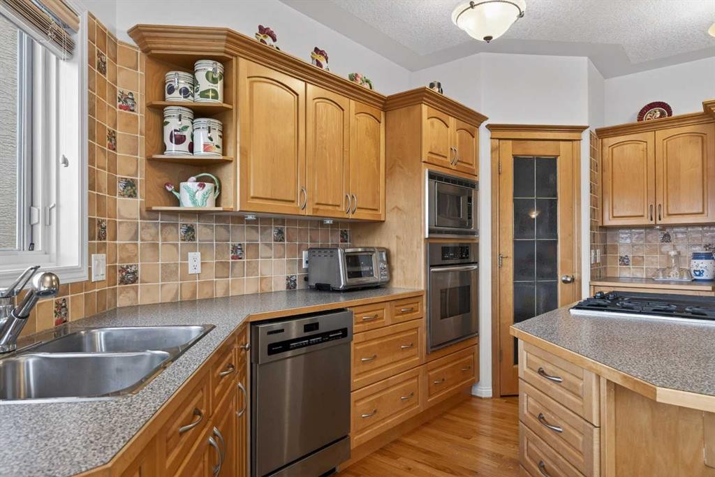 307 Hampstead Way Nw, Calgary, AB - Indoor Photo Showing Kitchen With Double Sink
