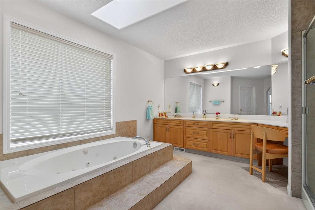 307 Hampstead Way Nw, Calgary, AB - Indoor Photo Showing Bathroom