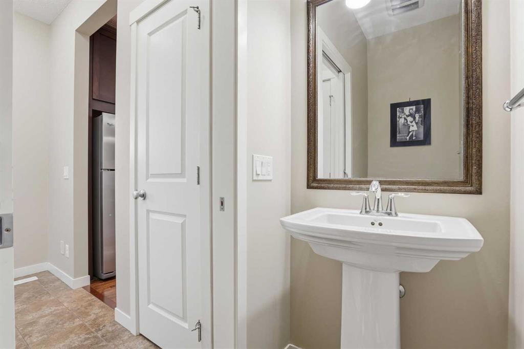 37 Nolanfield Manor Nw, Calgary, AB - Indoor Photo Showing Bathroom