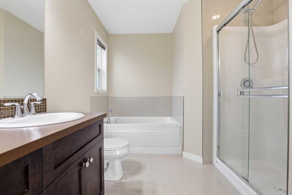 37 Nolanfield Manor Nw, Calgary, AB - Indoor Photo Showing Bathroom