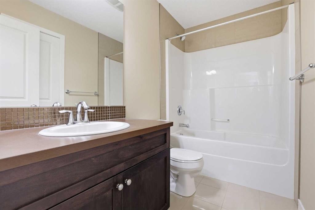 37 Nolanfield Manor Nw, Calgary, AB - Indoor Photo Showing Bathroom