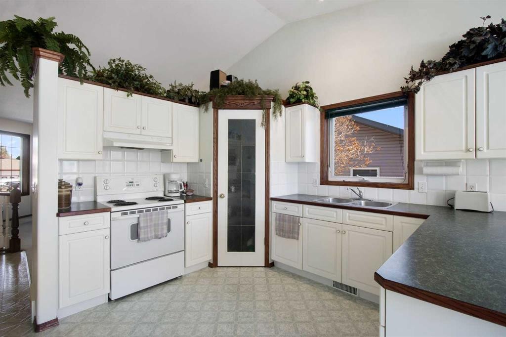 2 Madison Court, Strathmore, AB - Indoor Photo Showing Kitchen With Double Sink