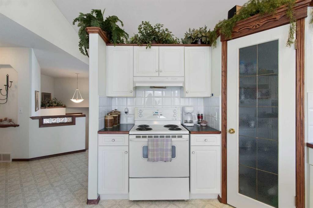 2 Madison Court, Strathmore, AB - Indoor Photo Showing Kitchen