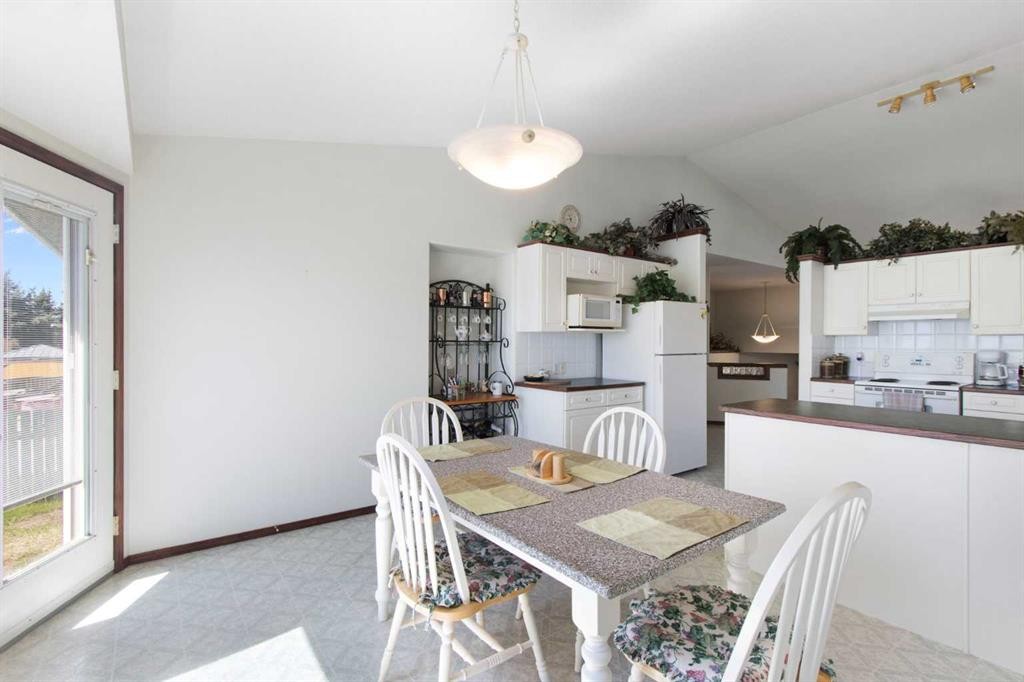 2 Madison Court, Strathmore, AB - Indoor Photo Showing Other Room