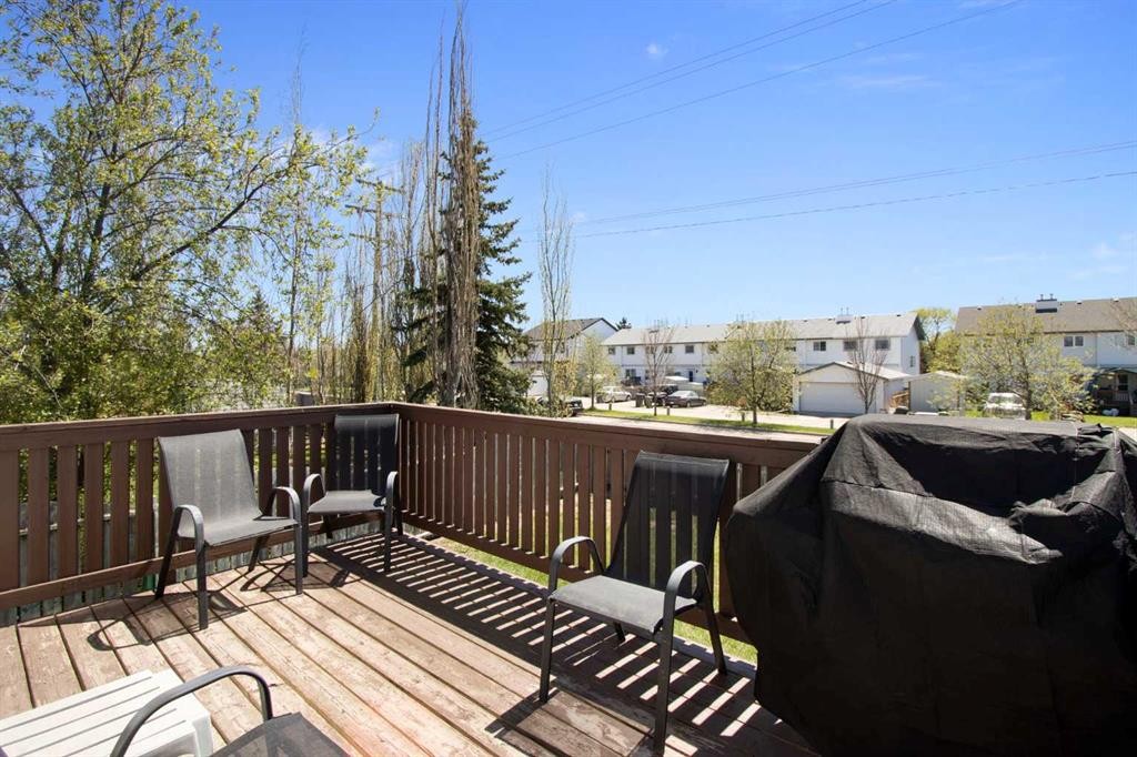 2 Madison Court, Strathmore, AB - Outdoor With Deck Patio Veranda With Exterior