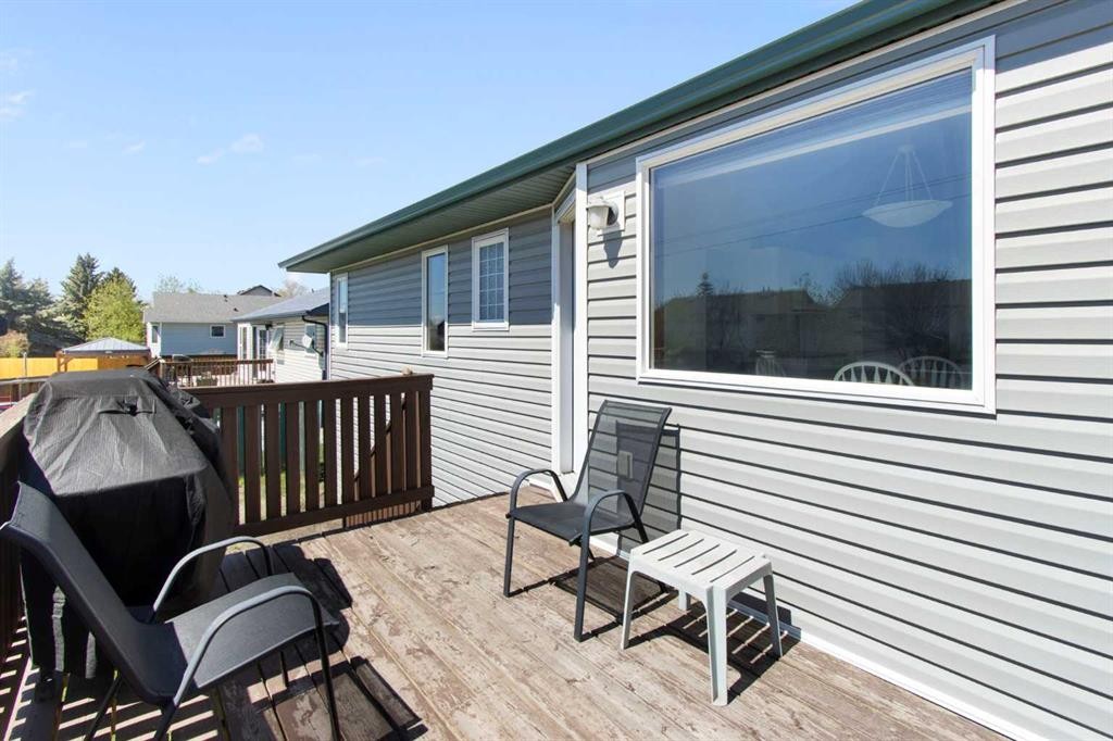 2 Madison Court, Strathmore, AB - Outdoor With Deck Patio Veranda With Exterior