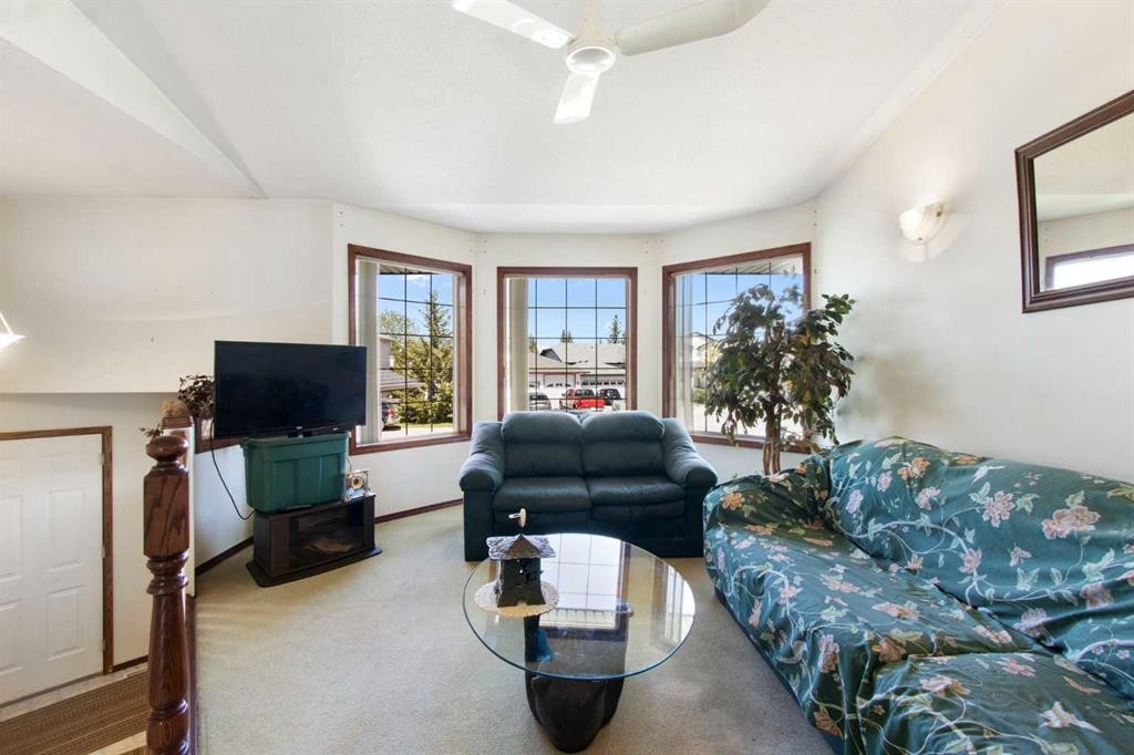 2 Madison Court, Strathmore, AB - Indoor Photo Showing Living Room