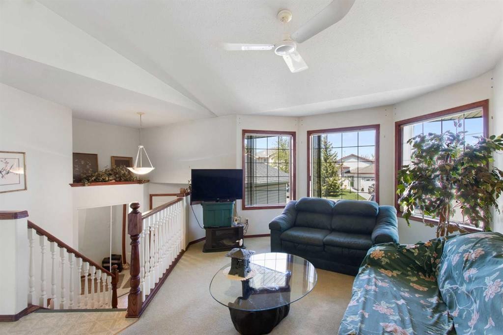 2 Madison Court, Strathmore, AB - Indoor Photo Showing Living Room