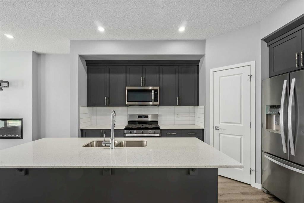 109 Dawson Drive, Chestermere, AB - Indoor Photo Showing Kitchen With Upgraded Kitchen