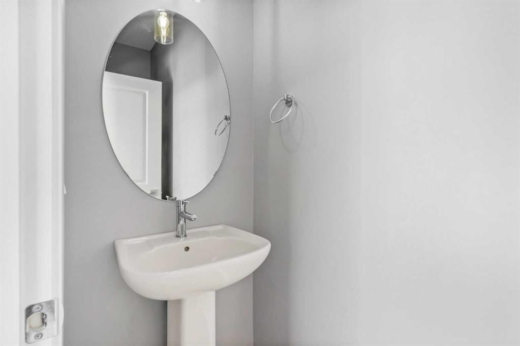 109 Dawson Drive, Chestermere, AB - Indoor Photo Showing Bathroom