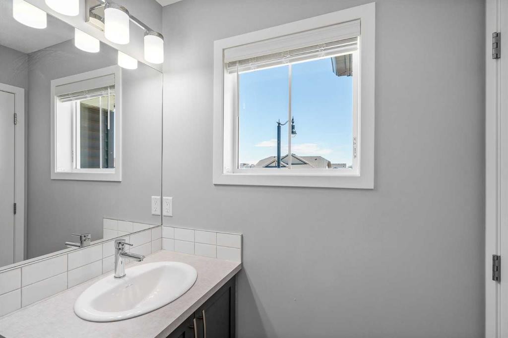 109 Dawson Drive, Chestermere, AB - Indoor Photo Showing Bathroom