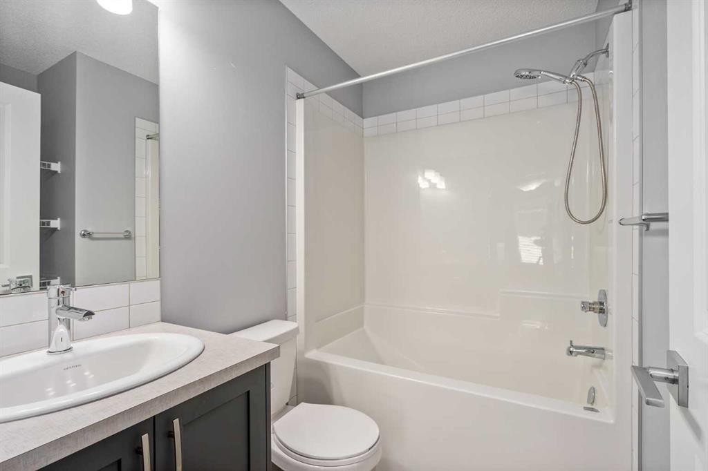 109 Dawson Drive, Chestermere, AB - Indoor Photo Showing Bathroom
