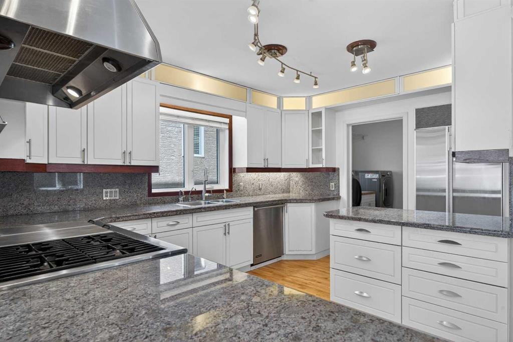 2011 6 Avenue Nw, Calgary, AB - Indoor Photo Showing Kitchen With Double Sink With Upgraded Kitchen
