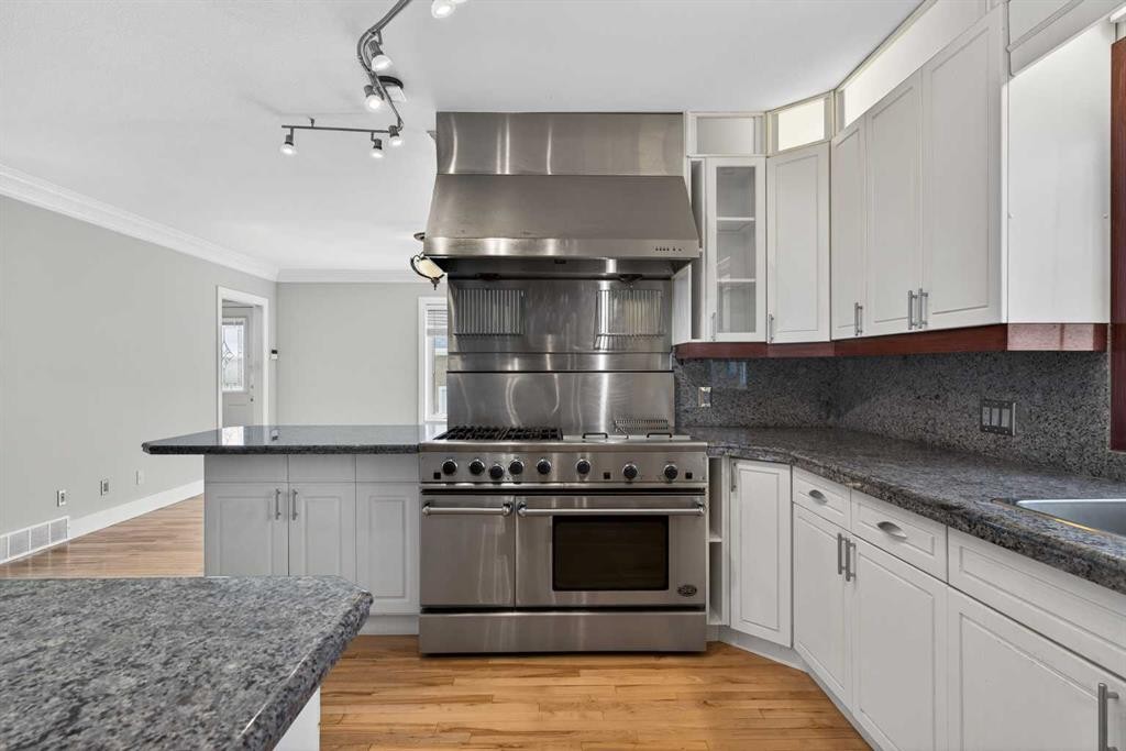 2011 6 Avenue Nw, Calgary, AB - Indoor Photo Showing Kitchen
