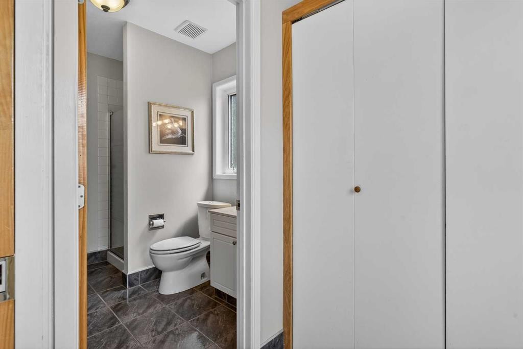 2011 6 Avenue Nw, Calgary, AB - Indoor Photo Showing Bathroom