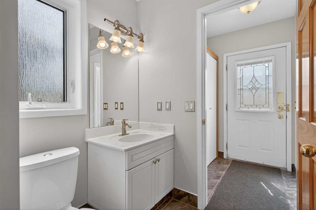2011 6 Avenue Nw, Calgary, AB - Indoor Photo Showing Bathroom