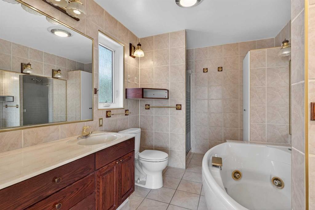 2011 6 Avenue Nw, Calgary, AB - Indoor Photo Showing Bathroom