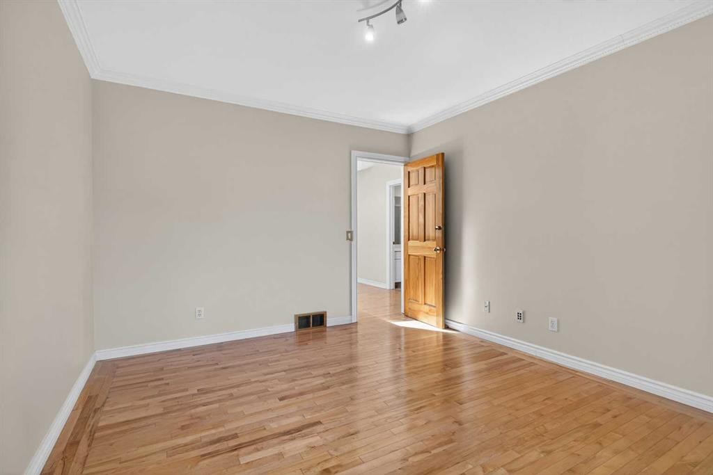 2011 6 Avenue Nw, Calgary, AB - Indoor Photo Showing Other Room