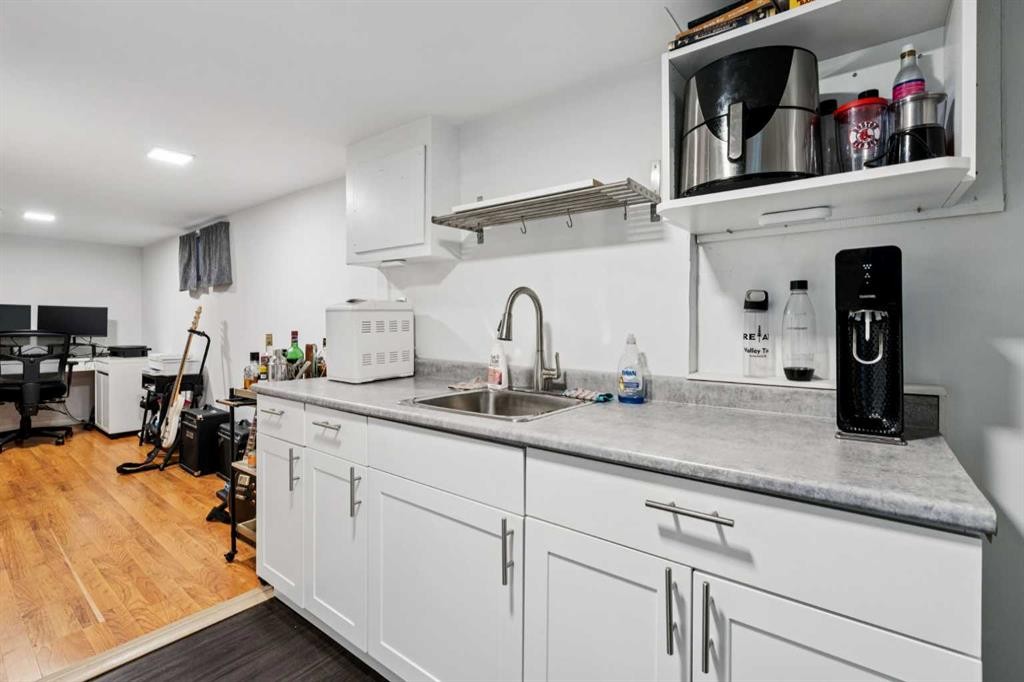1305 20 Avenue Nw, Calgary, AB - Indoor Photo Showing Kitchen