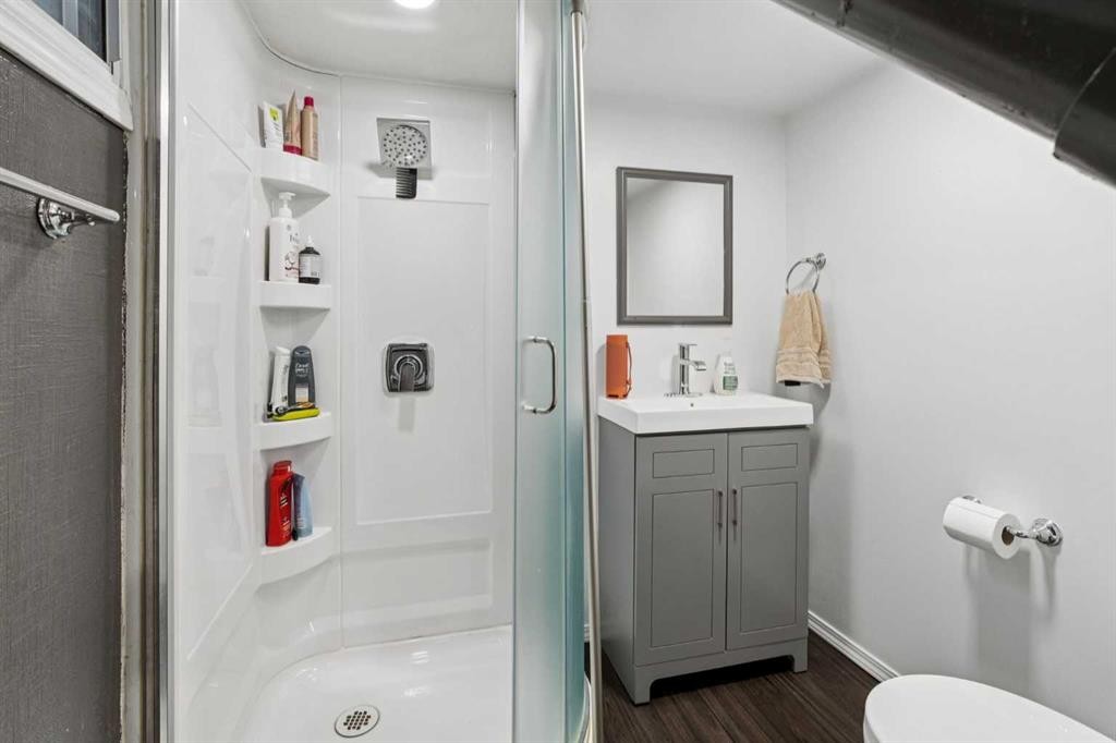 1305 20 Avenue Nw, Calgary, AB - Indoor Photo Showing Bathroom