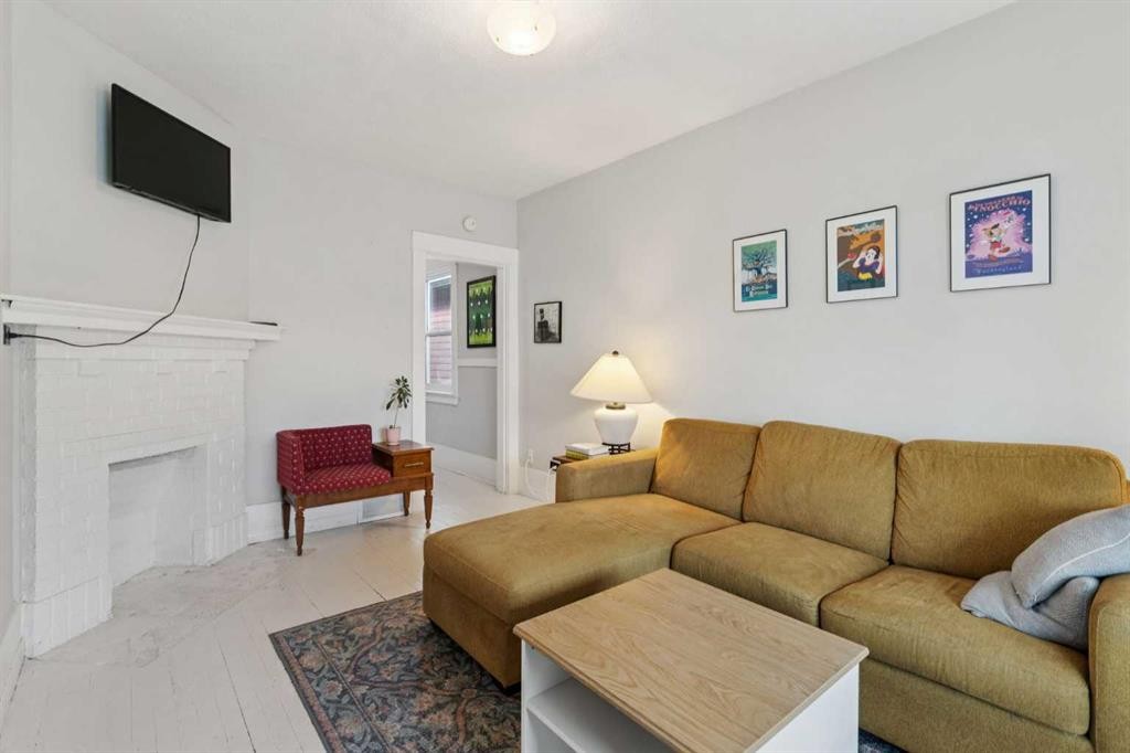 1305 20 Avenue Nw, Calgary, AB - Indoor Photo Showing Living Room