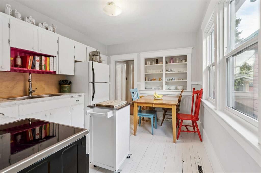 1305 20 Avenue Nw, Calgary, AB - Indoor Photo Showing Kitchen