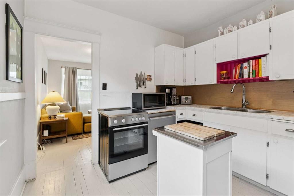 1305 20 Avenue Nw, Calgary, AB - Indoor Photo Showing Kitchen With Double Sink