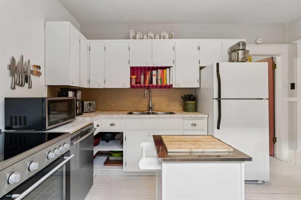 1305 20 Avenue Nw, Calgary, AB - Indoor Photo Showing Kitchen With Double Sink