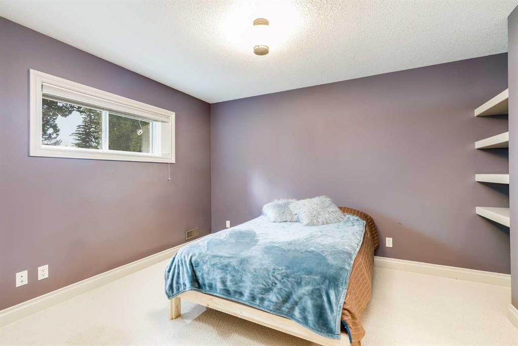 30 Meadow Pointe Drive, Heritage Pointe, AB - Indoor Photo Showing Bedroom