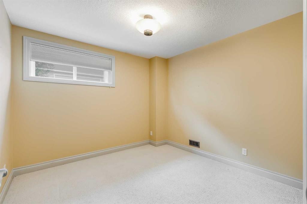 30 Meadow Pointe Drive, Heritage Pointe, AB - Indoor Photo Showing Other Room