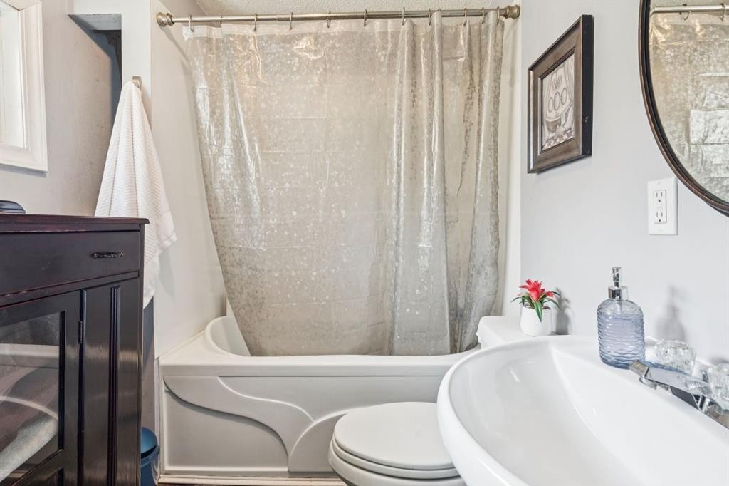 7417 24 Street Se, Calgary, AB - Indoor Photo Showing Bathroom