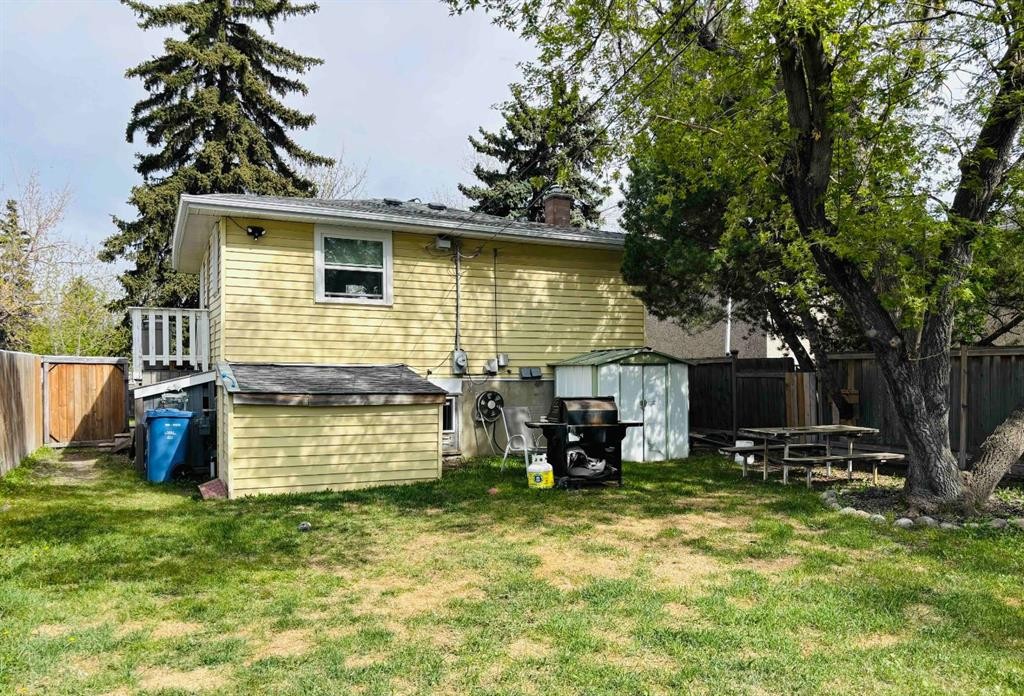 7417 24 Street Se, Calgary, AB - Outdoor