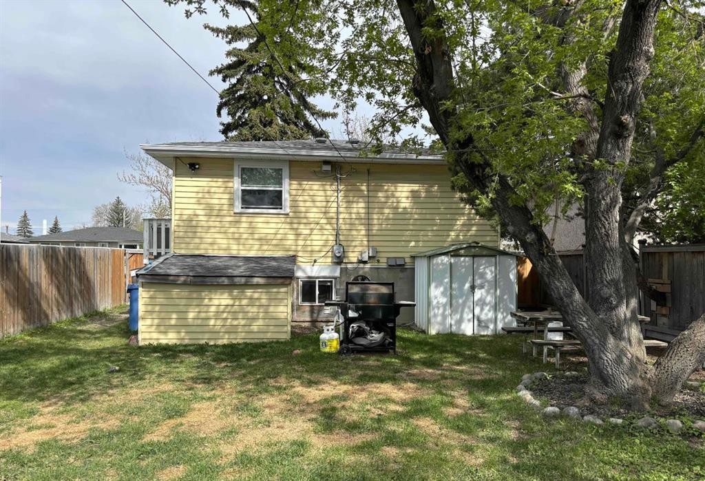 7417 24 Street Se, Calgary, AB - Outdoor