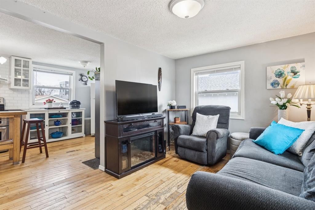 7417 24 Street Se, Calgary, AB - Indoor Photo Showing Living Room