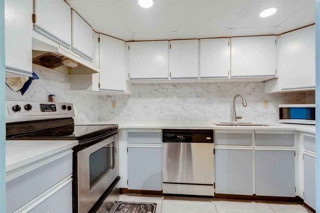 104-335 Garry Crescent Ne, Calgary, AB - Indoor Photo Showing Kitchen