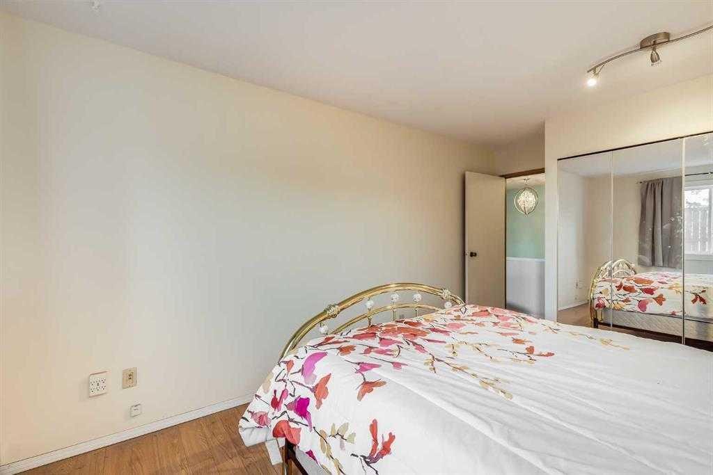 104-335 Garry Crescent Ne, Calgary, AB - Indoor Photo Showing Bedroom