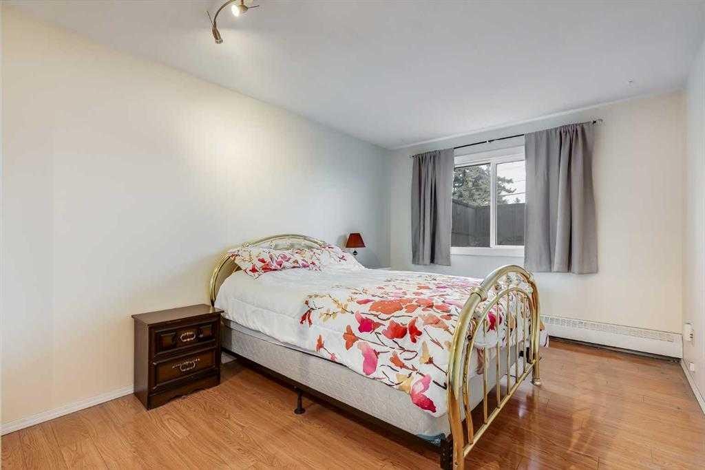 104-335 Garry Crescent Ne, Calgary, AB - Indoor Photo Showing Bedroom