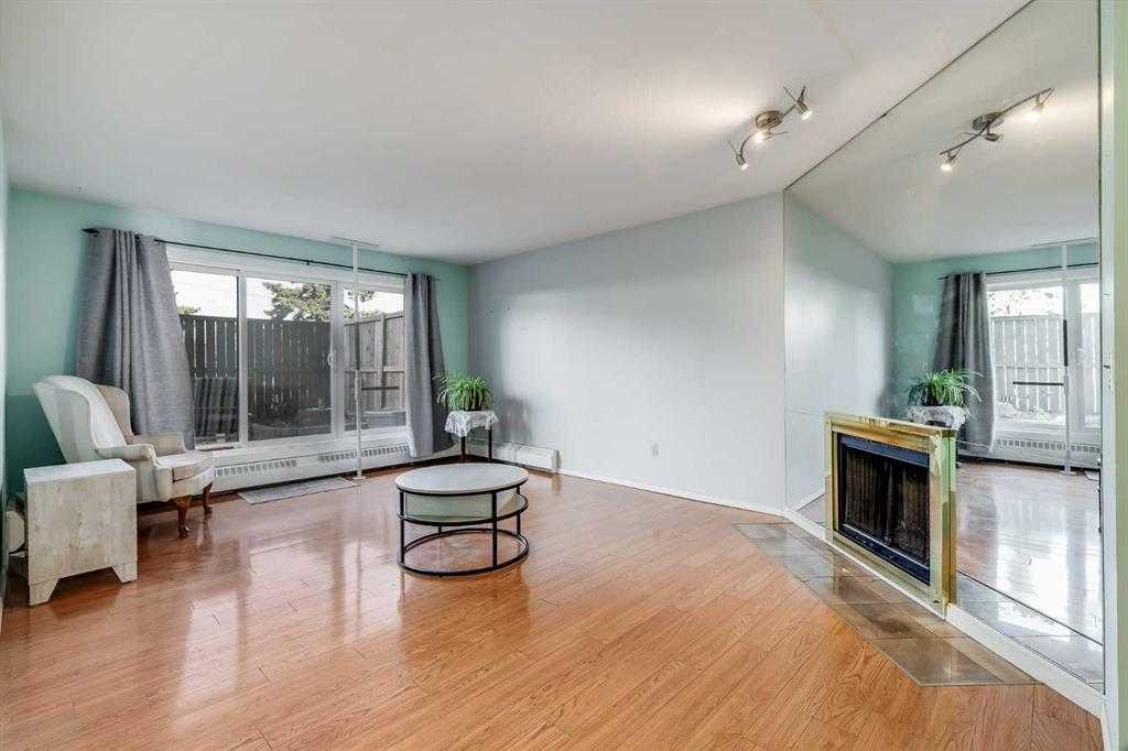 104-335 Garry Crescent Ne, Calgary, AB - Indoor Photo Showing Living Room