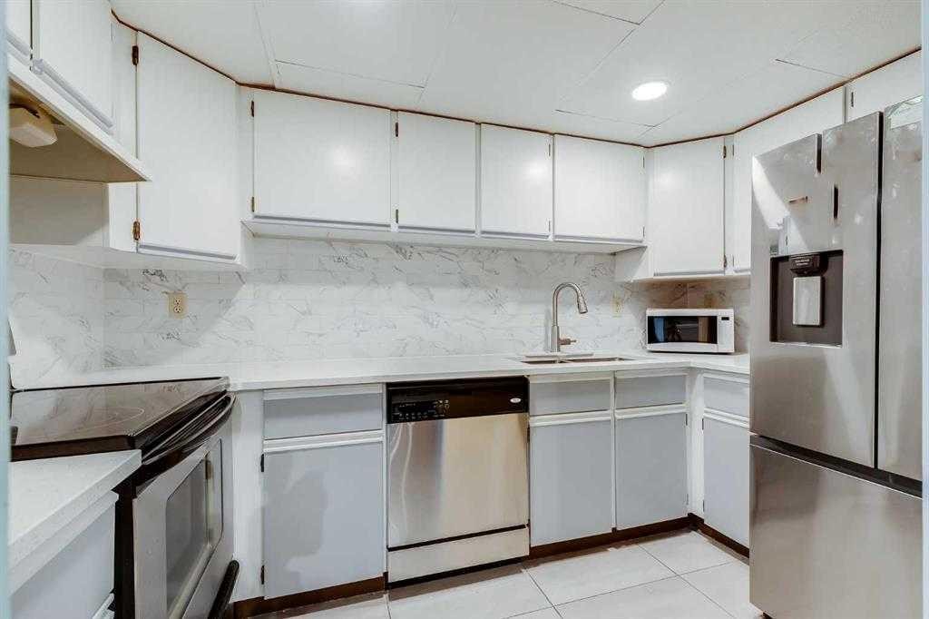 104-335 Garry Crescent Ne, Calgary, AB - Indoor Photo Showing Kitchen With Upgraded Kitchen