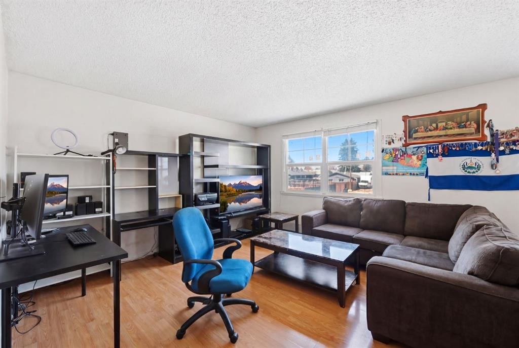 54 Pennsburg Way Se, Calgary, AB - Indoor Photo Showing Living Room
